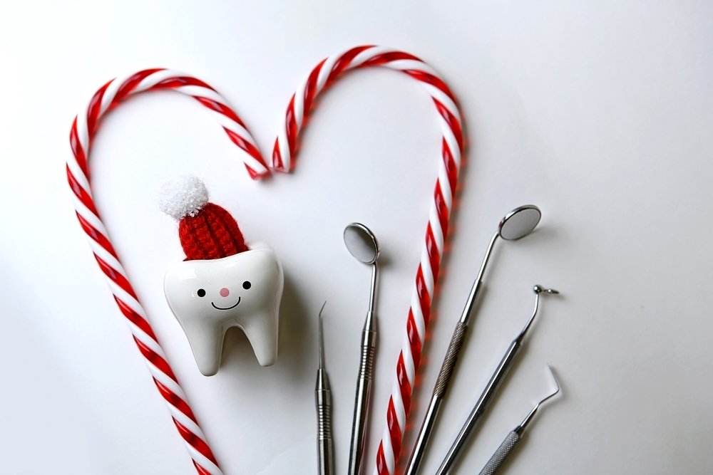 Dentistry.,Christmas,Is,New,Year.,Tooth,Figurine,In,Santa,Hat.