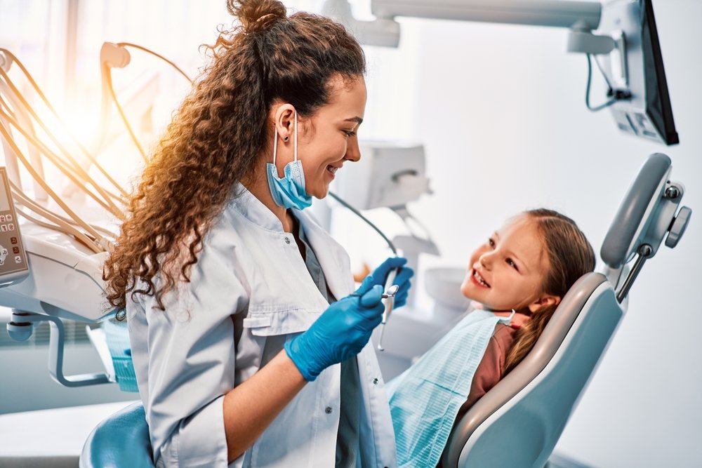 A,Female,Dentist,Doctor,Talks,To,A,Small,Patient,,The
